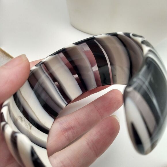 Zebra color melt plastic cuff‎ bracelet - Picture 3 of 3